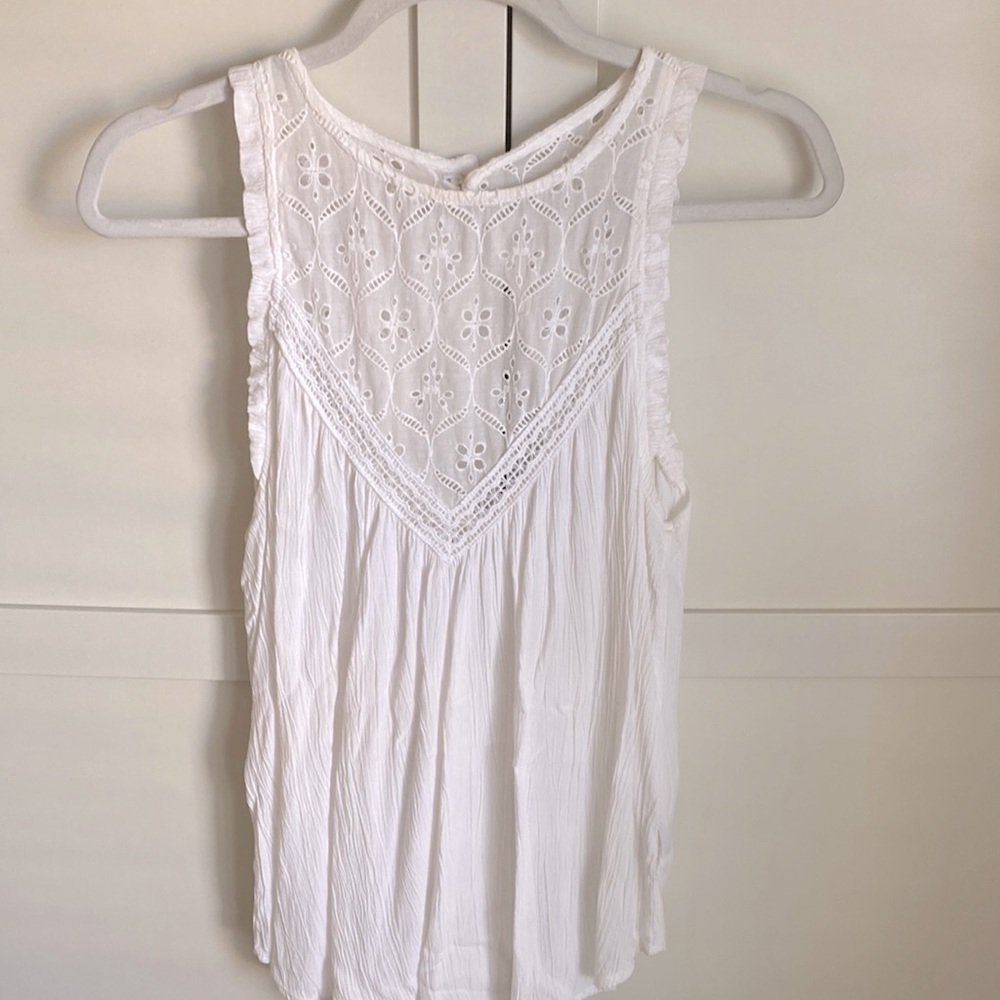 Volcom white sleeveless tunic, sleeveless blouse. Size small.